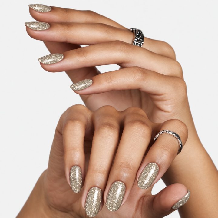 Lara : sur les ongles