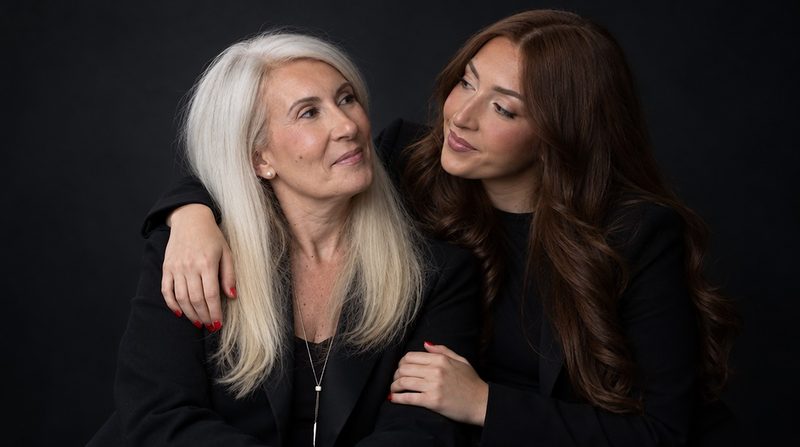 Muriel et sa fille Colleen, complices, en portrait de studio sur fond noir