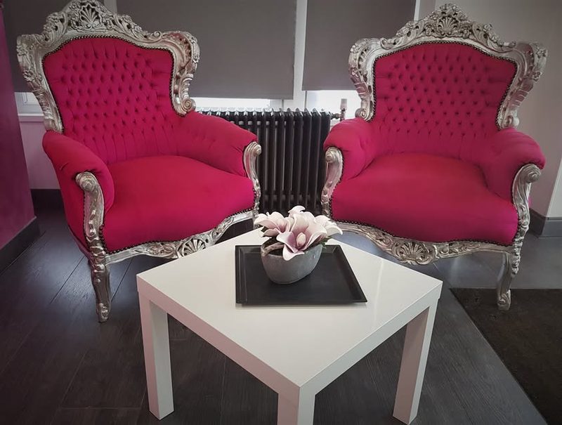 Le salon d'accueil de l'institut, fauteuils de velours