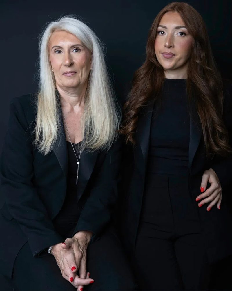 Muriel et Colleen, portrait de studio sur fond noir