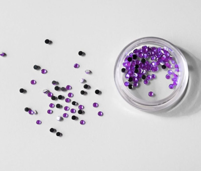 Strass pour nail art dans une coupelle
